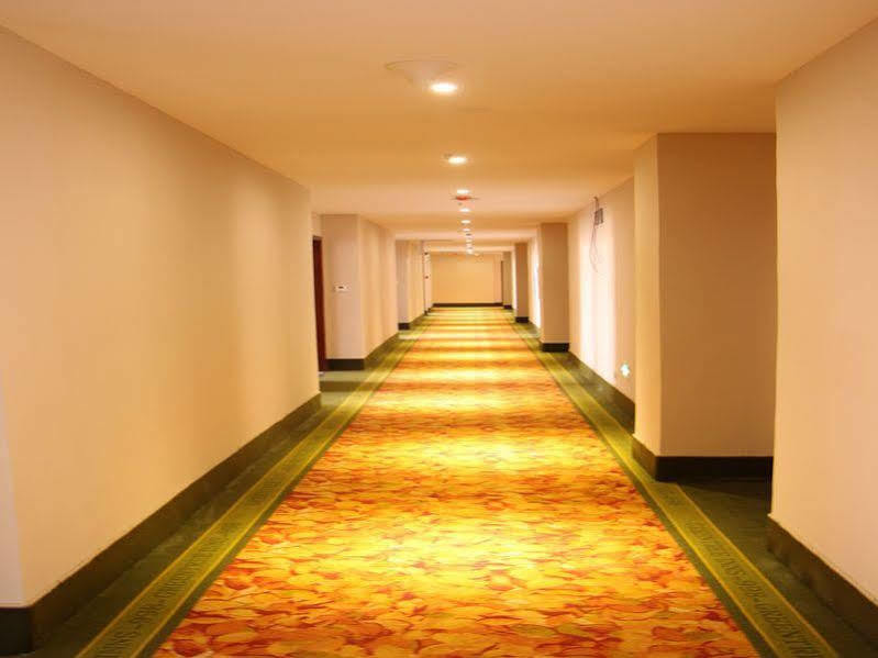 GreenTree Inn Shandong Qingdao Development District SDUST Express Hotel Buitenkant foto